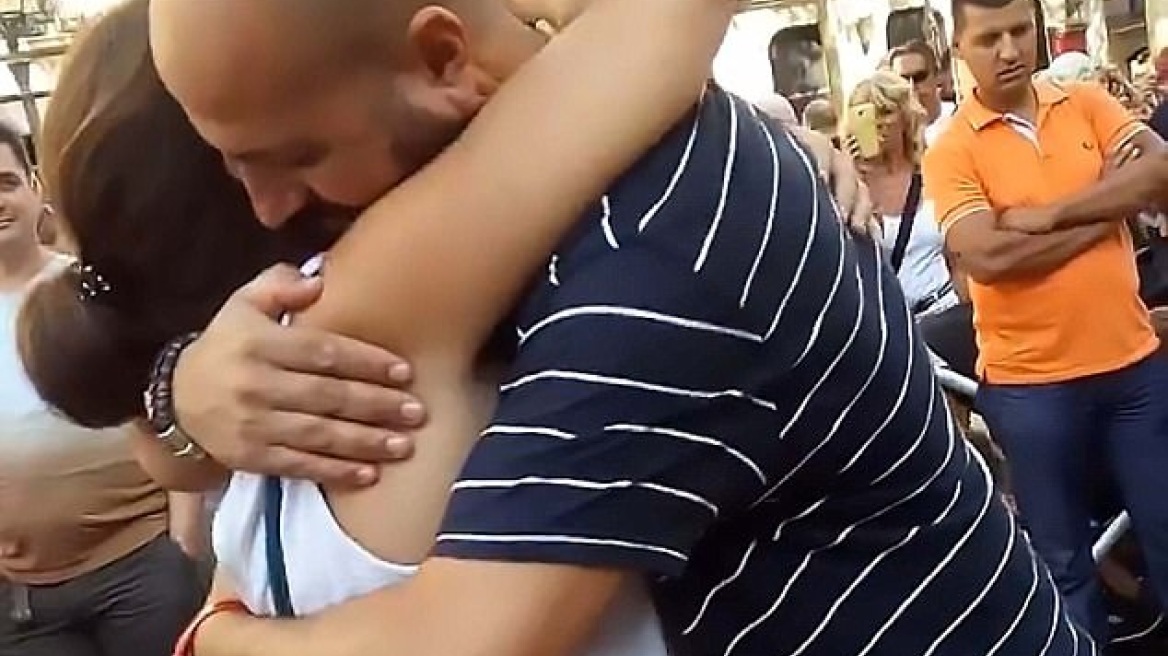 Las Ramblas: Μουσουλμάνος αγκαλιάζει περαστικούς μετά το τρομοκρατικό χτύπημα