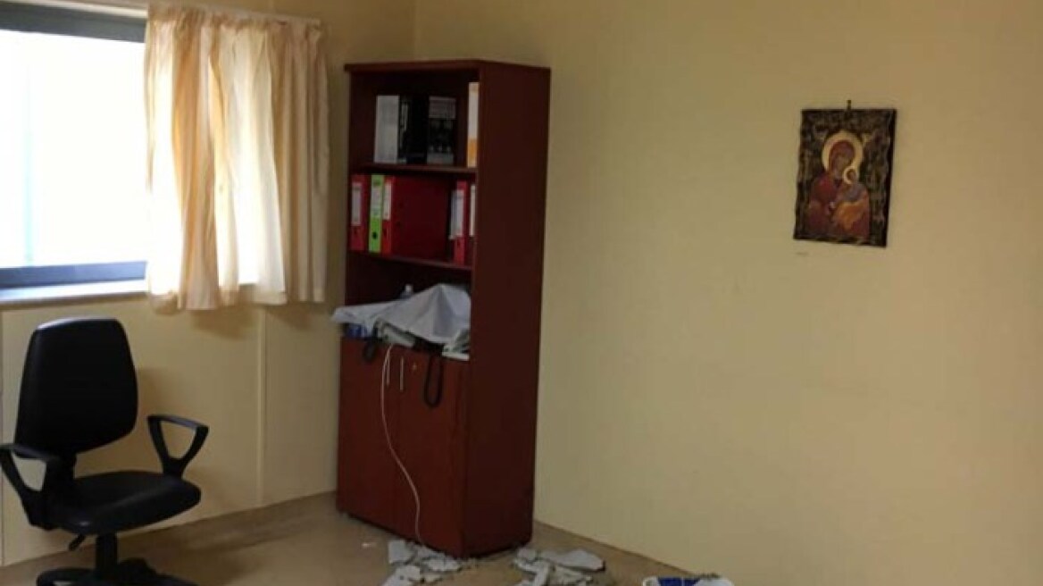 Φωτογραφίες: Κατέρρευσε η στέγη σε γραφείο στο Πανεπιστημιακό νοσοκομείο Λάρισας