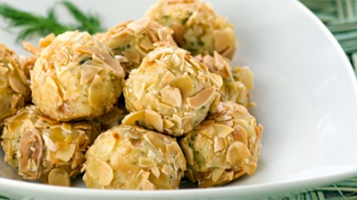 Πατατοκροκέτες σε φιλέ αμυγδάλου με σάλτσα κάππαρης