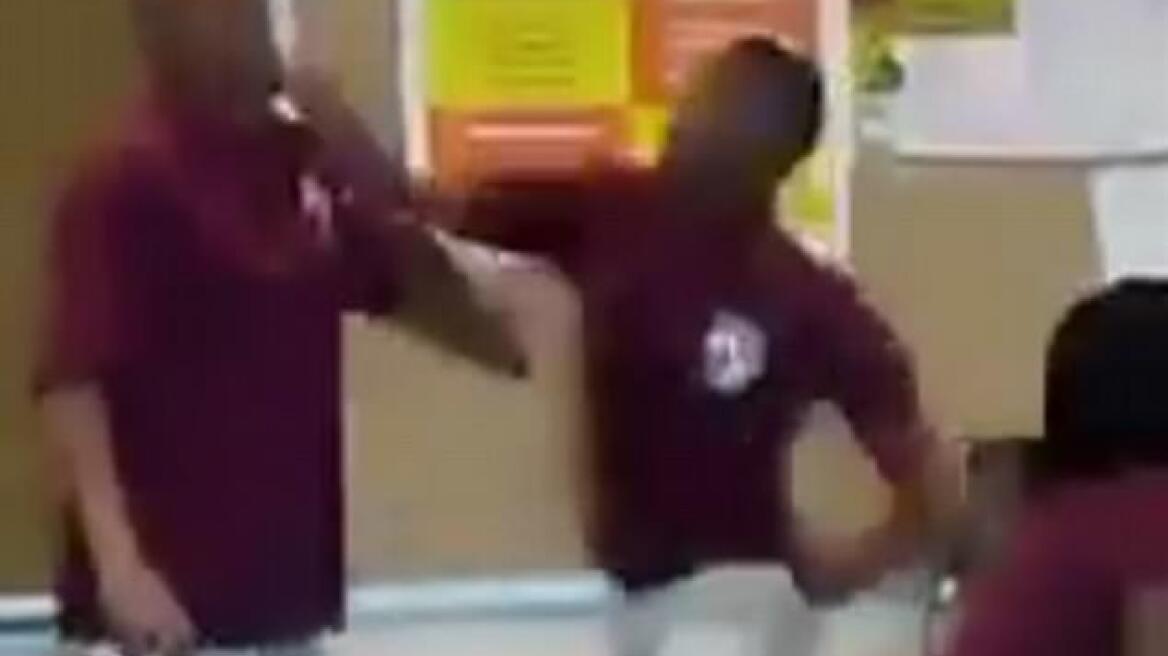 Βίντεο: Μαθητής λυκείου κάνει «τόπι στο ξύλο» τον καθηγητή του μέσα στην τάξη