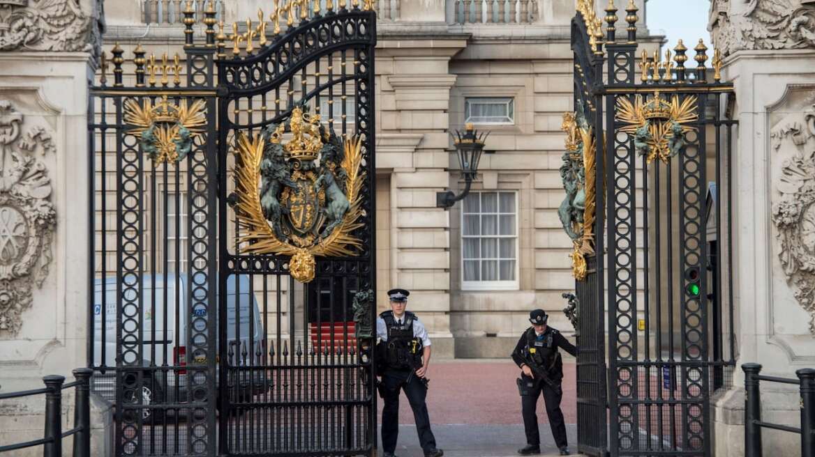  Buckingham Palace knifeman being questioned by counter-terror police after injuring two officers