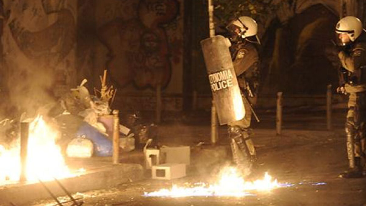 Επίθεση αγνώστων σε διμοιρία των ΜΑΤ στο Πολυτεχνείο