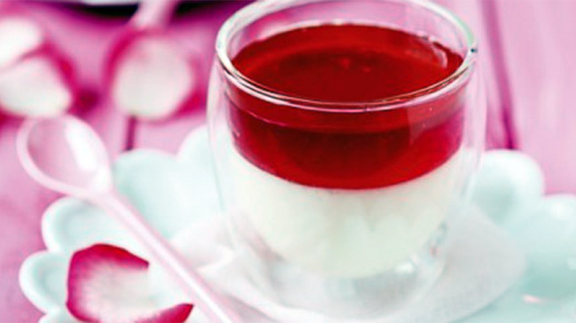 Ζελέ τριαντάφυλλου με πανακότα σε ποτήρι