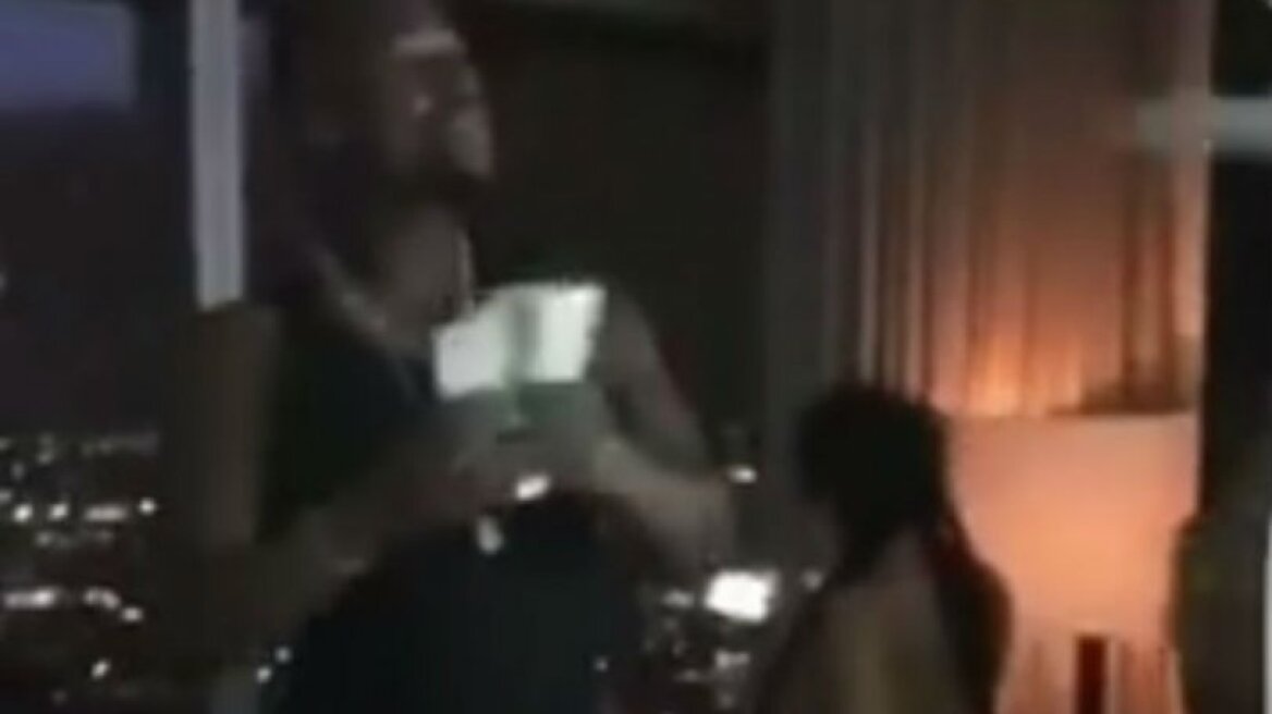 Το after party του Mayweather είχε δολάρια στον αέρα και ημίγυμνες χορεύτριες (vid)