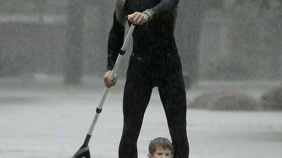 O ήρωας του τυφώνα Χάρβεϊ: Ποιος είναι ο μυστηριώδης άνδρας που σώζει παιδιά