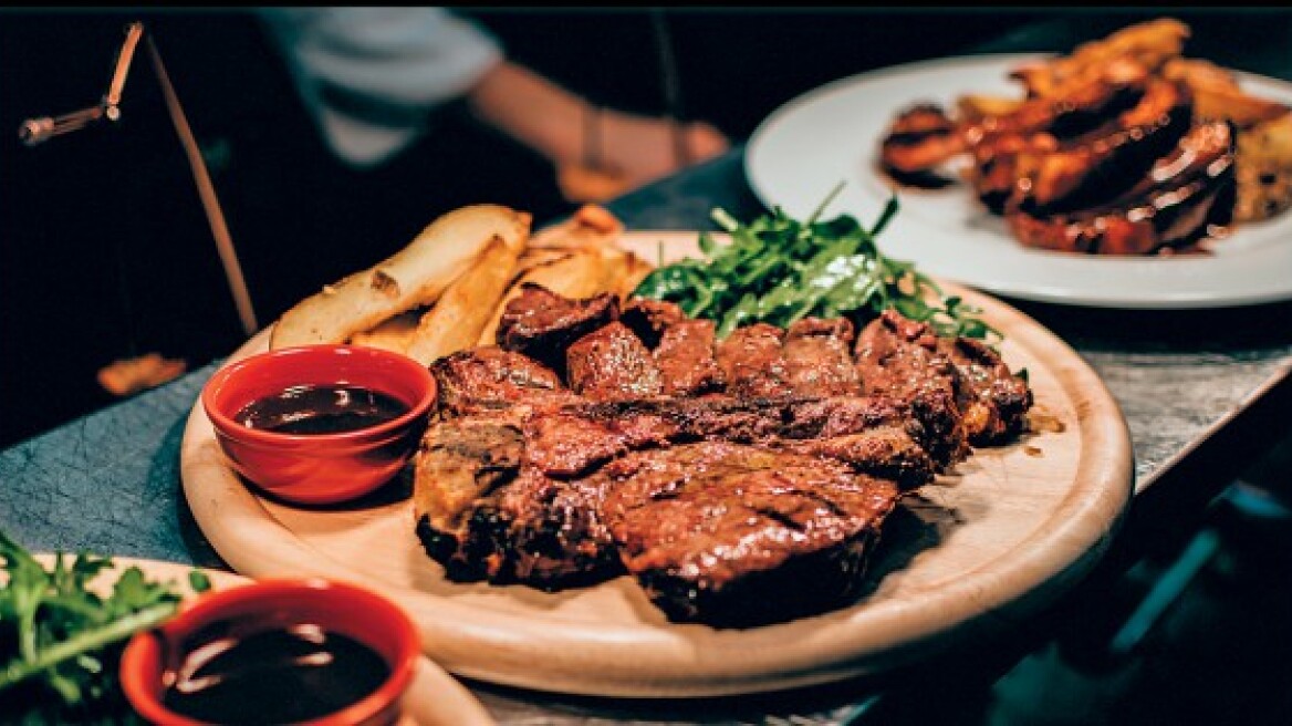 Στο Steak-i για ζουμερές μπριζόλες και μπέργκερ