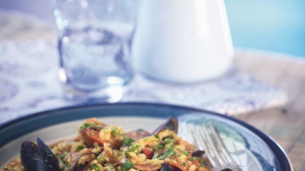 Παέγια με κοτόπουλο και θαλασσινά (mixed paella)