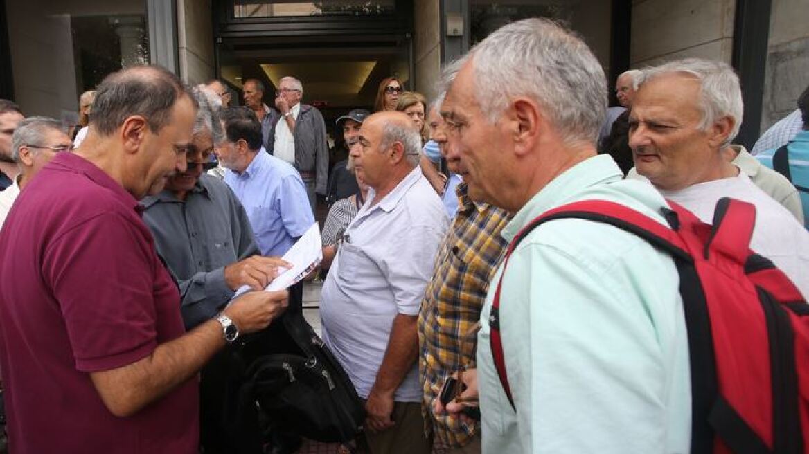 Νέο «ψαλίδι»: Μέχρι να το καταργήσουν, κόβουν κι άλλο το ΕΚΑΣ σε 140.000 συνταξιούχους