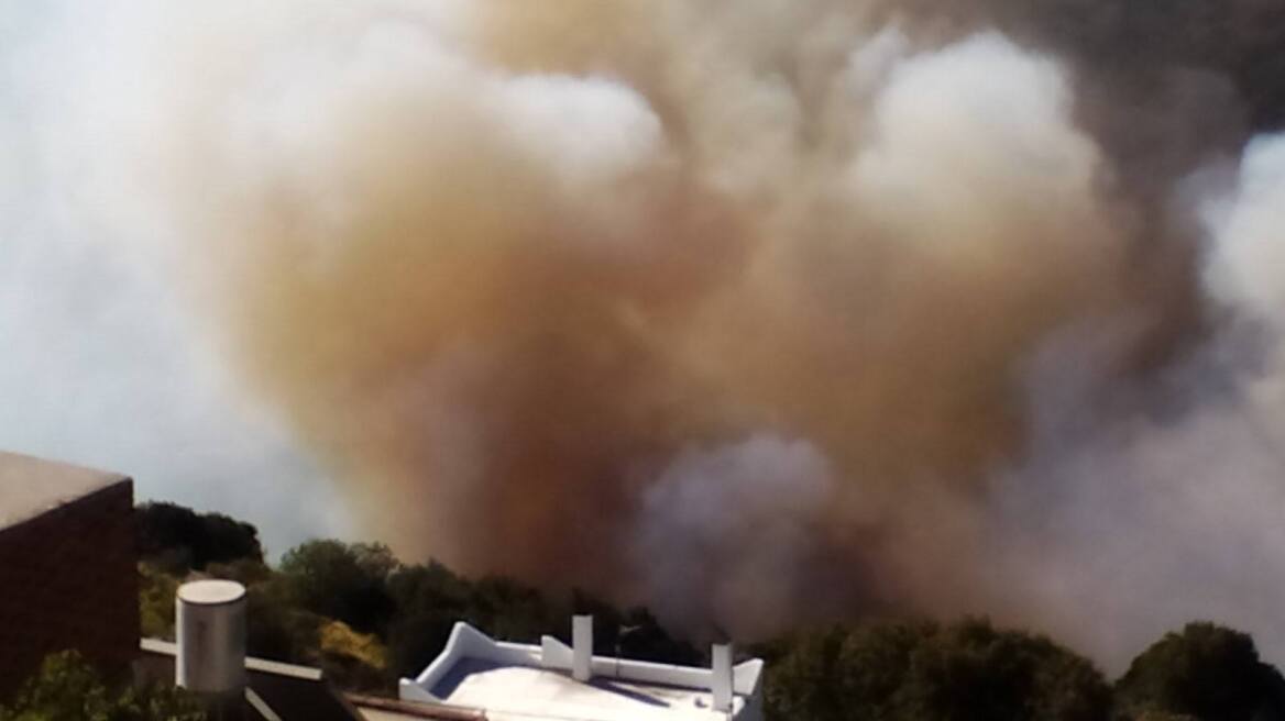 Πυρκαγιά σε δύσβατη περιοχή ανάμεσα σε δύο χωριά της Νάξου 