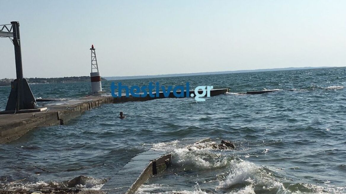 Βούτηξε για μπάνιο στον Θερμαϊκό! 