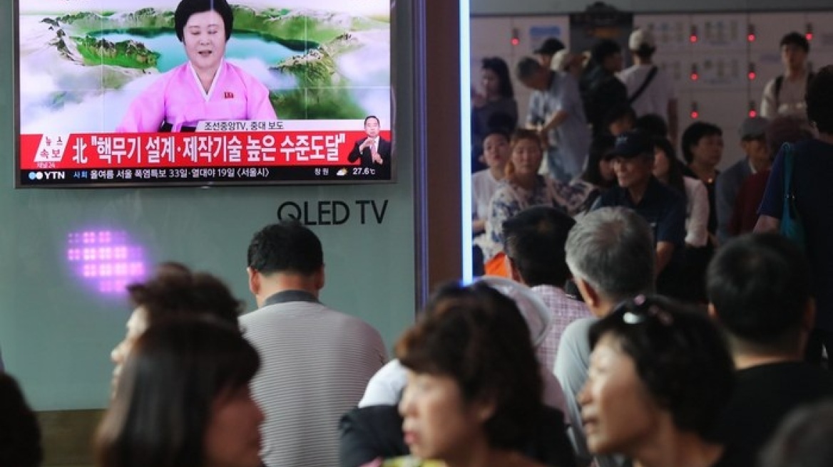 Pink Lady: Γιατί το ίντερνετ έχει πάθει «παράκρουση» με την παρουσιάστρια της Βόρειας Κορέας