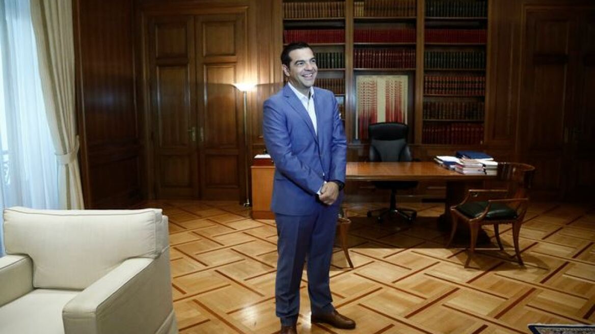 «Σωσίβιο» επιβίωσης αναζητά ο Τσίπρας με τα ανοίγματα στην κεντροαριστερά και τον Αντρέα