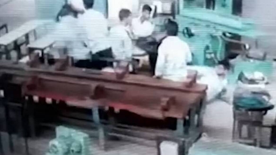 Τρομακτικό βίντεο από την Ινδία: Μαθητής βγάζει πιστόλι και πυροβολεί συμμαθητή του!