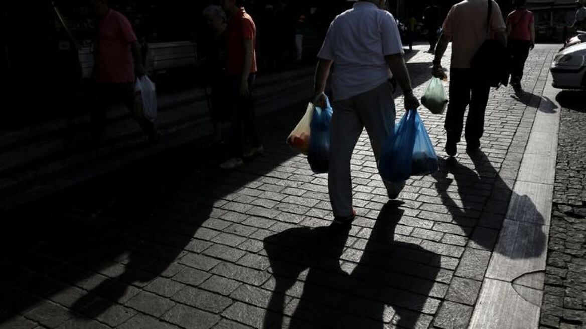 Έρευνα: Ένας στους τέσσερις απλώς τα βγάζει πέρα οικονομικά