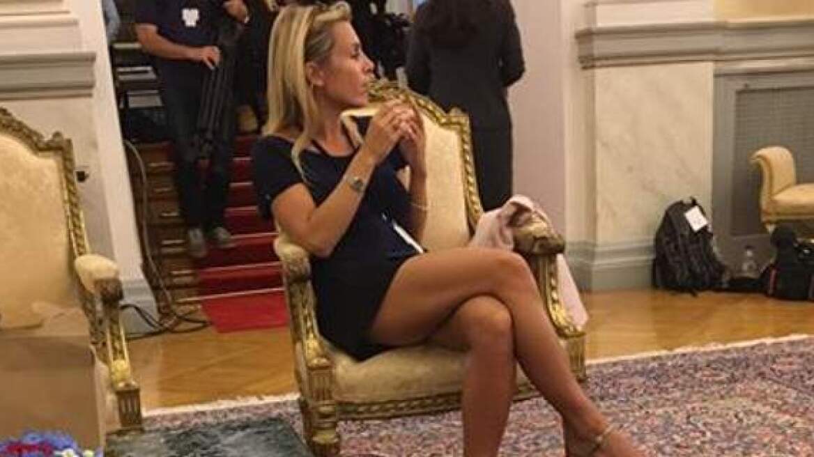 Φωτογραφία: Το σέξι σταυροπόδι Γαλλίδας δημοσιογράφου στο Προεδρικό 
