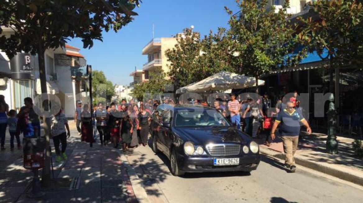 Φάρσαλα: To τελευταίο αντίο στον μικρό Νίκο - Συνθήματα κατά του «Χαμόγελου του Παιδιού»