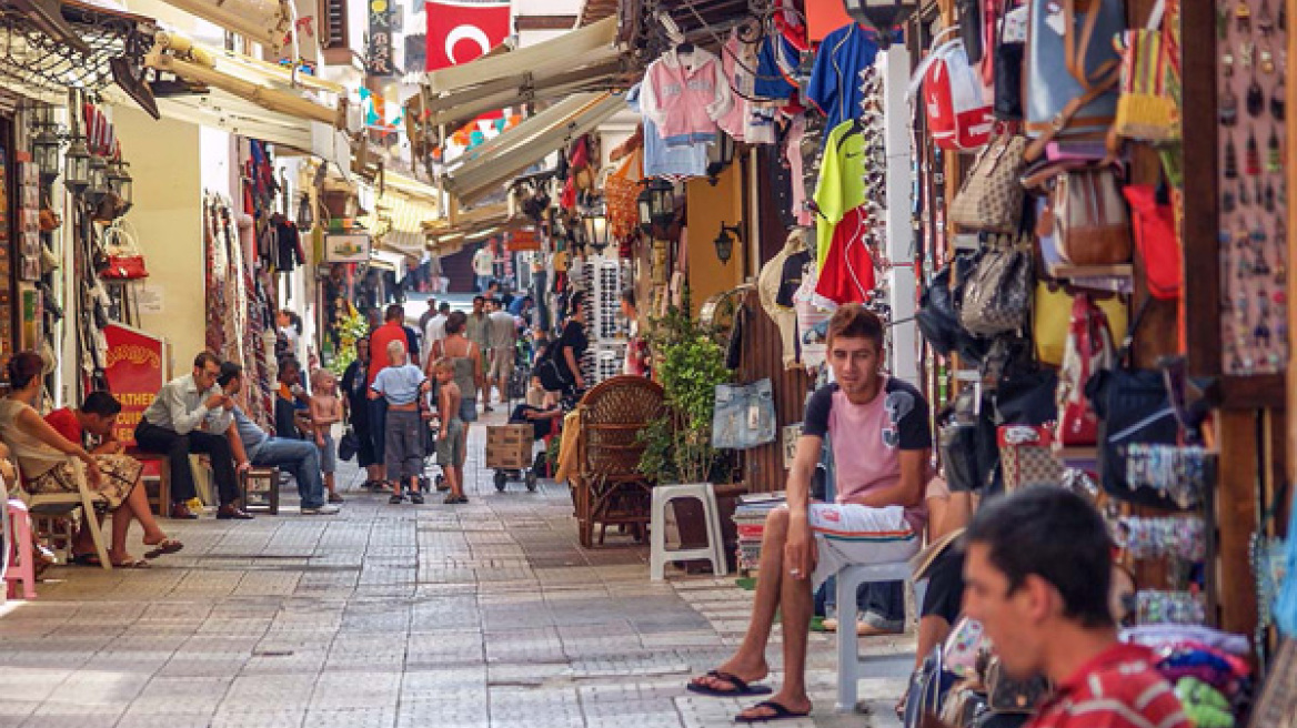 Τεράστια ταλαιπωρία λόγω... πολυκοσμίας για όσους ήθελαν να ψωνίσουν στο παζάρι στο Αϊβαλί