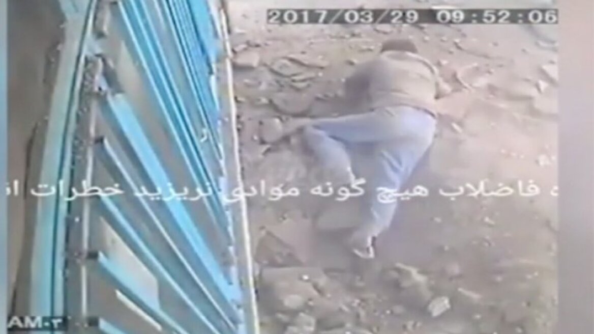 Πέταξε τσιγάρο σε υπόνομο και προκάλεσε έκρηξη! (vid)