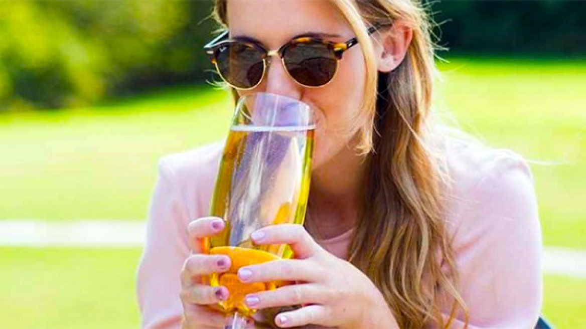 Κι όμως υπάρχει ποτήρι που χωράει ολόκληρο μπουκάλι κρασί!