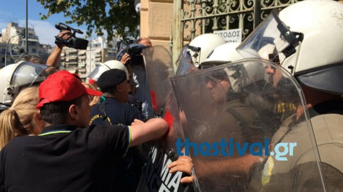 Θεσσαλονίκη: Ξύλο και μια γυναίκα λιπόθυμη στη συγκέντρωση της ΠΟΕΔΗΝ στο Μακεδονίας-Θράκης