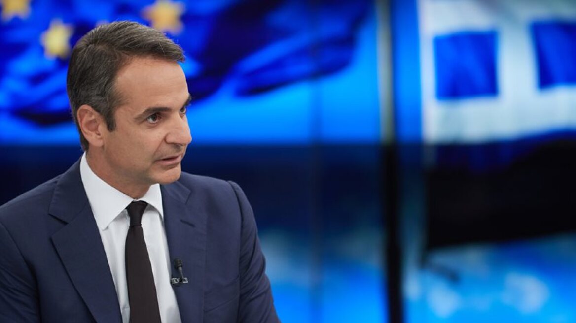 Kyriakos Mitsotakis meets with Emmanuel Macron
