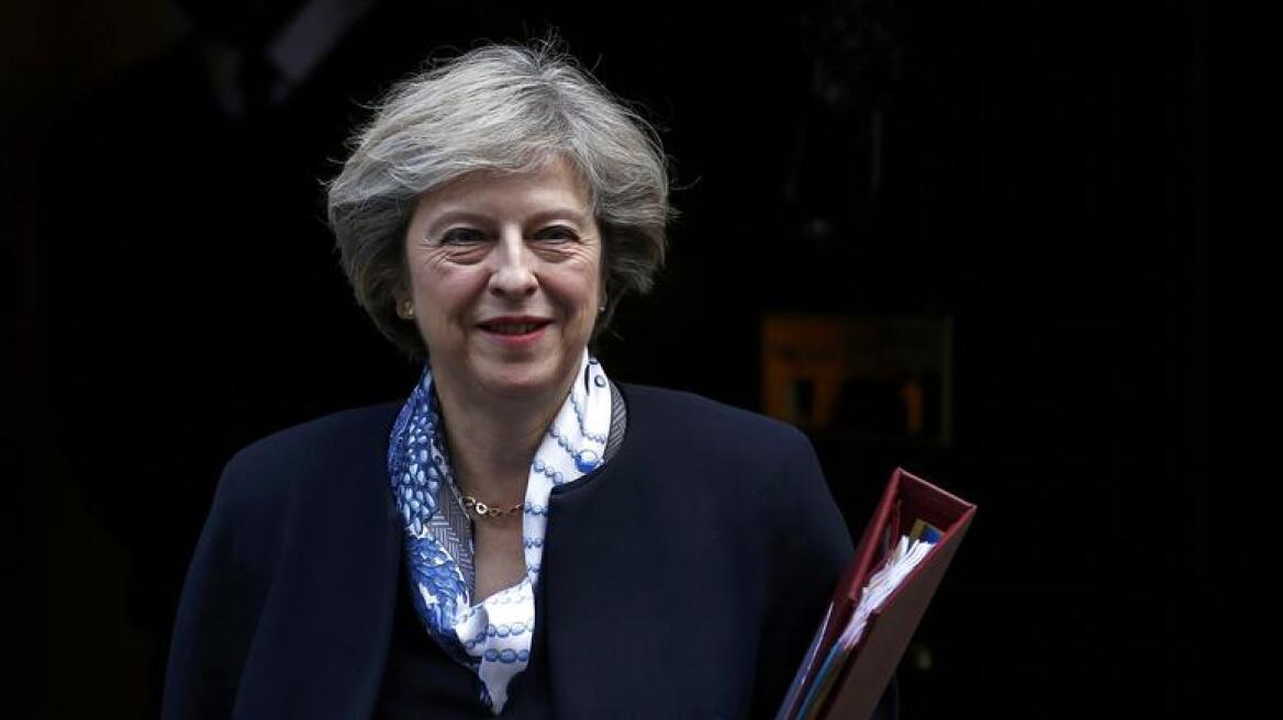 Ανάμεσα σε συμπληγάδες η Μέι για το Brexit