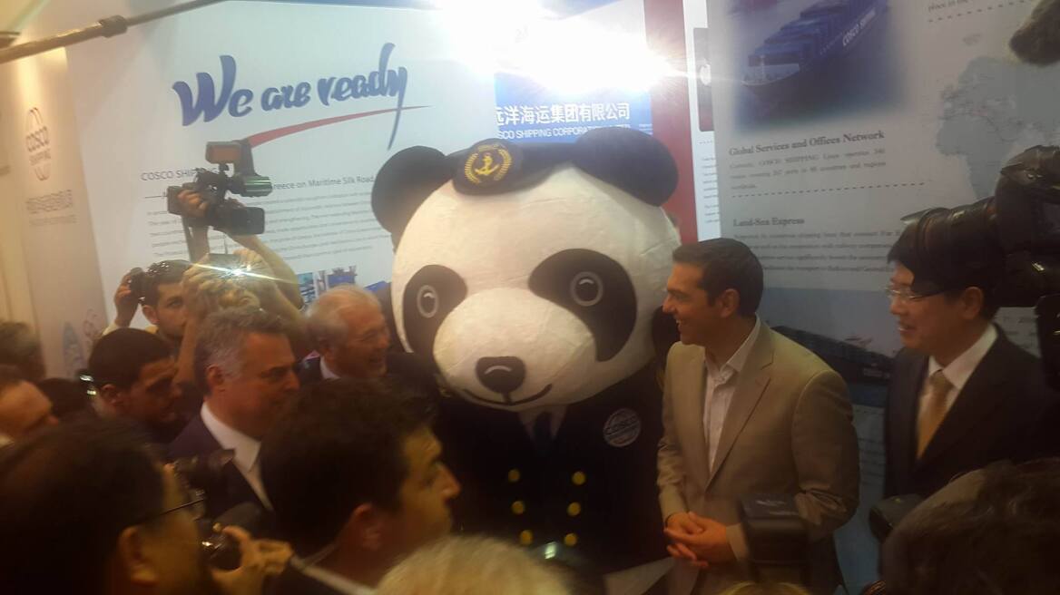 Στο περίπτερο της Κίνας ο Τσίπρας: Το πάντα της Cosco, το κινητό της Huawei και το κινέζικο τσάι 