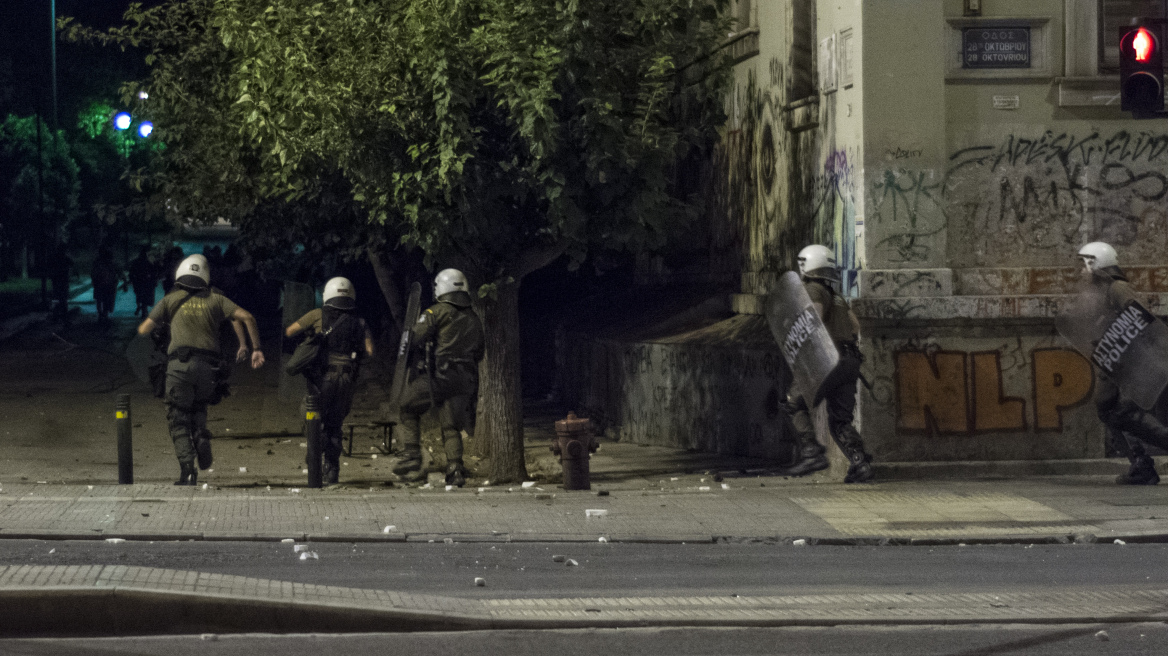 Νέα επεισόδια στα Εξάρχεια: Επί τέσσερις ώρες έριχναν μολότοφ στα ΜΑΤ!