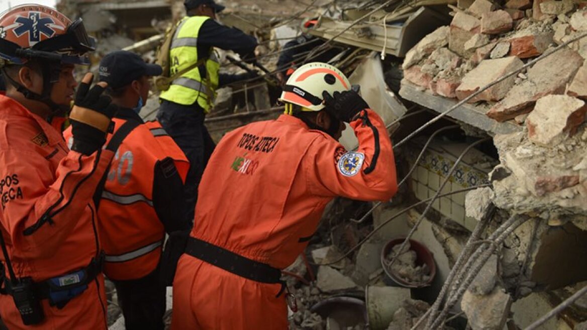 Mexico earthquake: Rescue teams continue to search for survivors under rubble (photos)