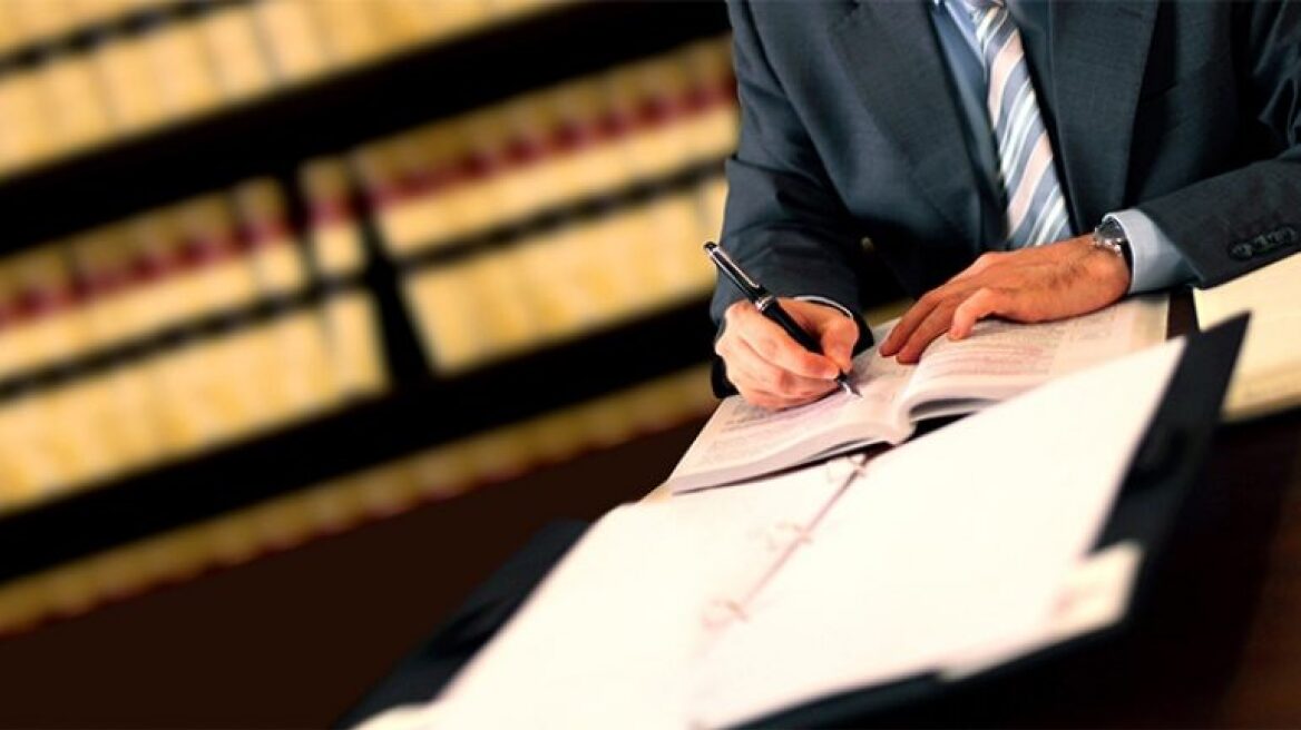 Της έκλεψαν την ταυτότητα και βρέθηκε... παντρεμένη με 50χρονο Πακιστανό!