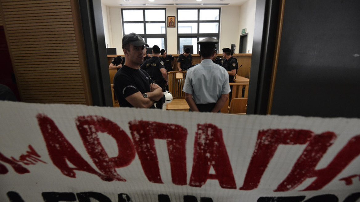 Έστειλαν ξανά τα ΜΑΤ μέσα στην αίθουσα των πλειστηριασμών 