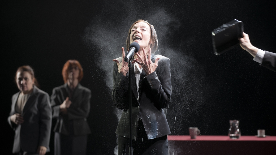 Ο Ζοέλ Πομμερά μεταμορφώνει τη Στέγη του Ιδρύματος Ωνάση σε κοινοβούλιο