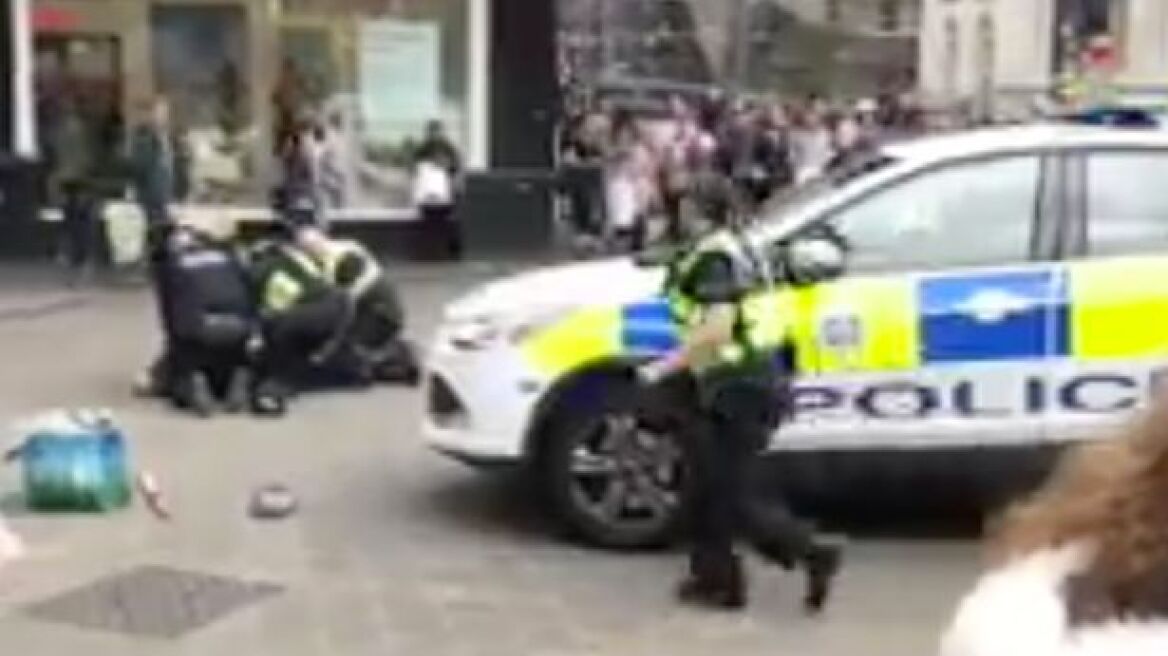 Καρέ-καρέ η επεισοδιακή σύλληψη υπόπτου με μαχαίρι στο Μπέρμιγχαμ 
