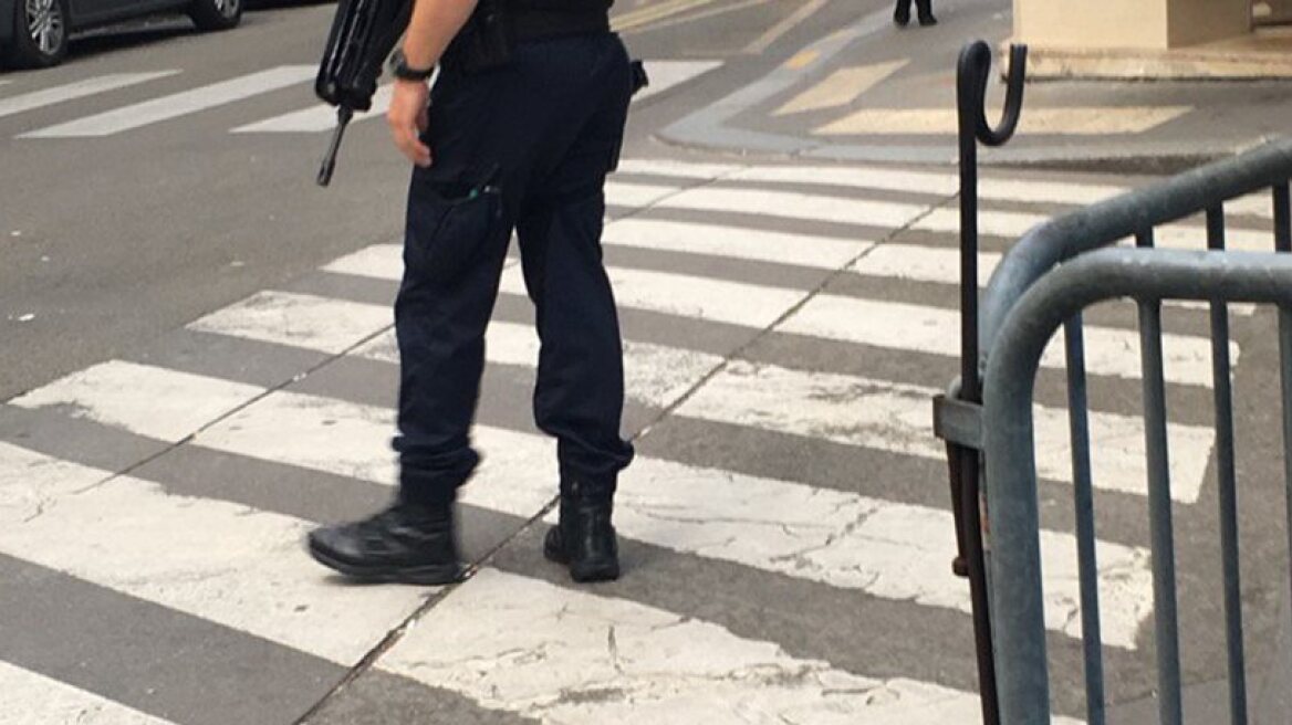 French soldier attacked in Paris by knife-yielding man