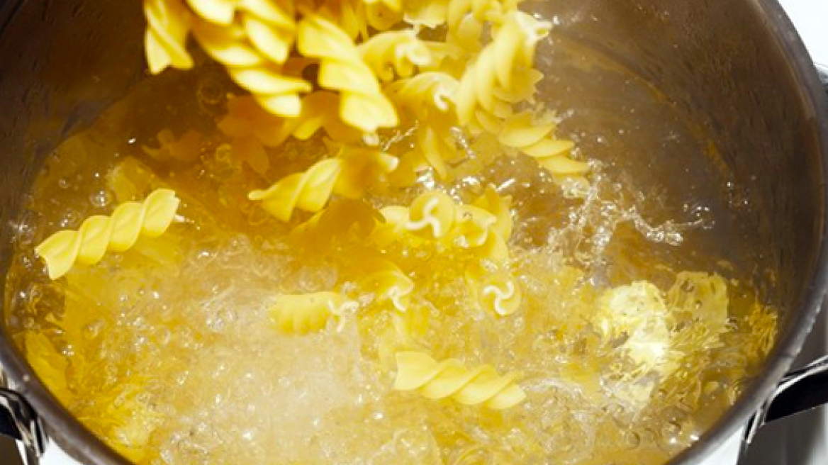 Ξέρεις το κόλπο για να μην ξεχειλίζει το νερό στην κατσαρόλα;