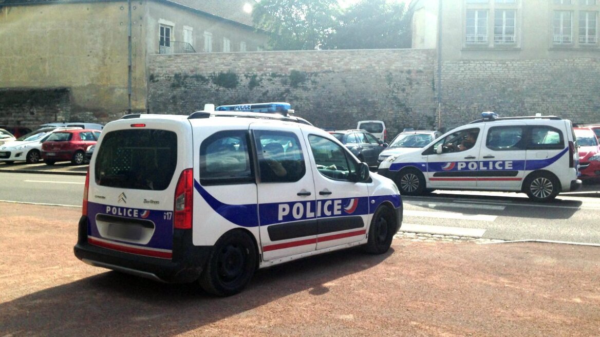 Άνδρας που φώναζε «Αλαχού Άκμπαρ» επιτέθηκε με σφυρί σε γυναίκες στη Σαλόν σιρ Σαονέ