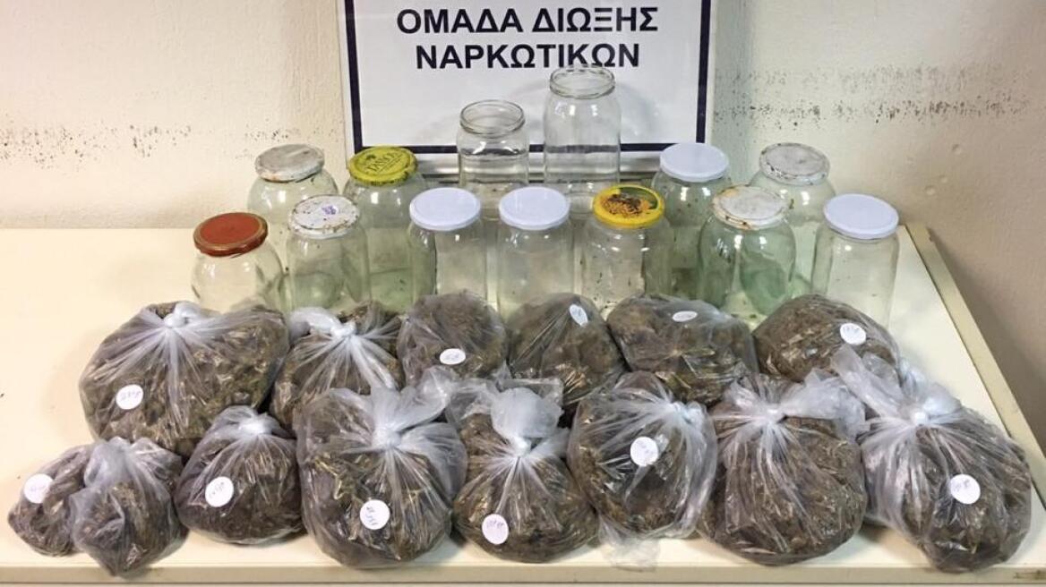 Ημαθία: Είχε... θάψει δυο κιλά χασίς σε 13 βάζα μέσα στο κτήμα του