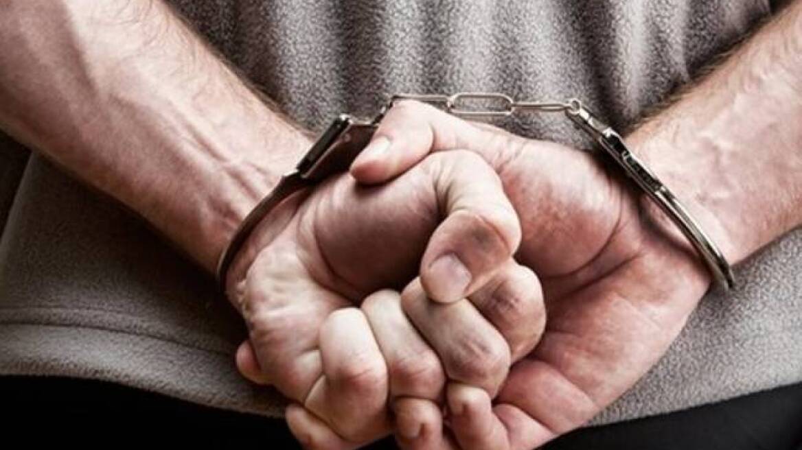 Προσποιούνταν τον εφοριακό για να αρπάξει χρήματα