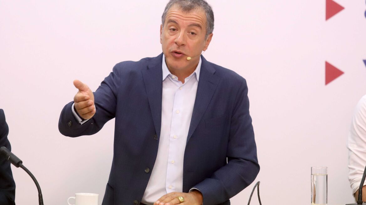 Σταύρος Θεοδωράκης: «Τα μνημόνια δεν φεύγουν με φωνές...»