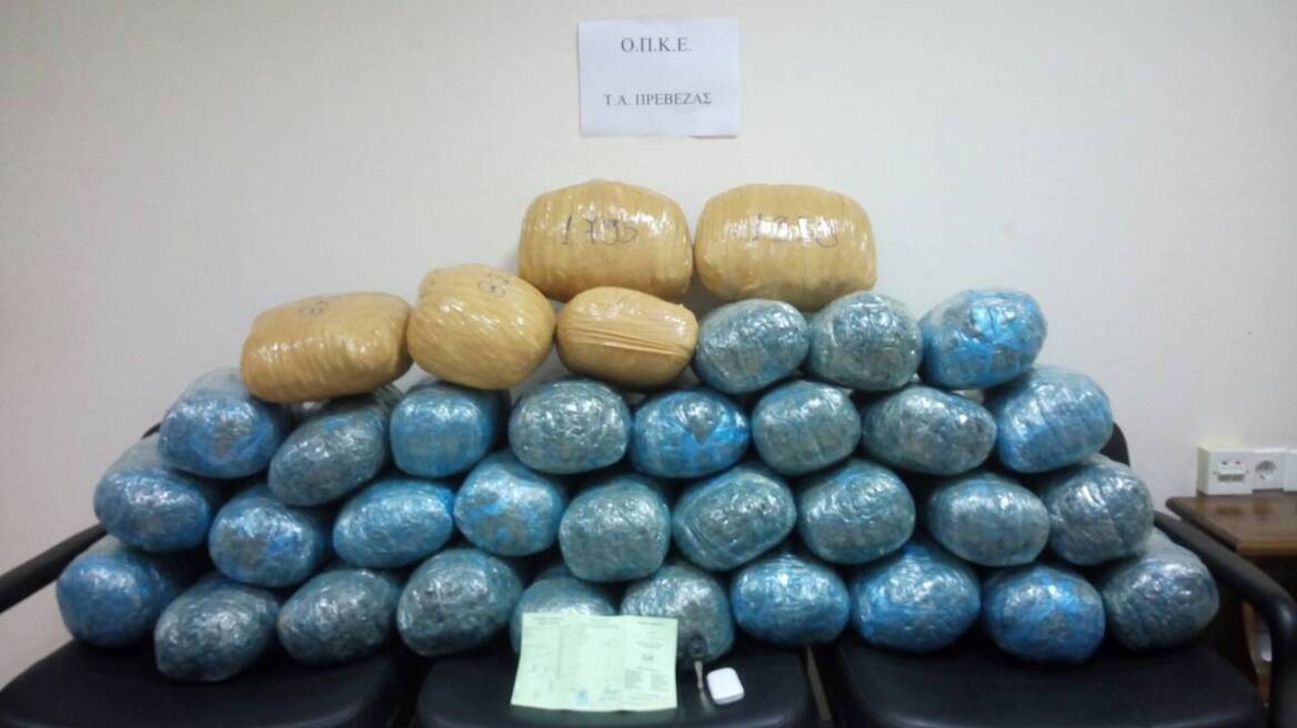 Πρέβεζα: Μετέφερε με το Ι.Χ. του 42 κιλά χασίς 