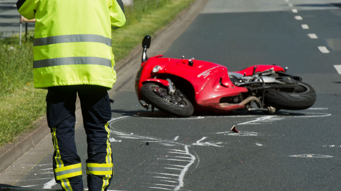 Απίστευτο: Τραβούσε βίντεο αντί να βοηθήσει μοτοσικλετιστή που πέθαινε στην άσφαλτο!