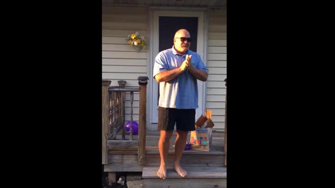 The incredible moment this man sees colour for the very first time (VIDEO)