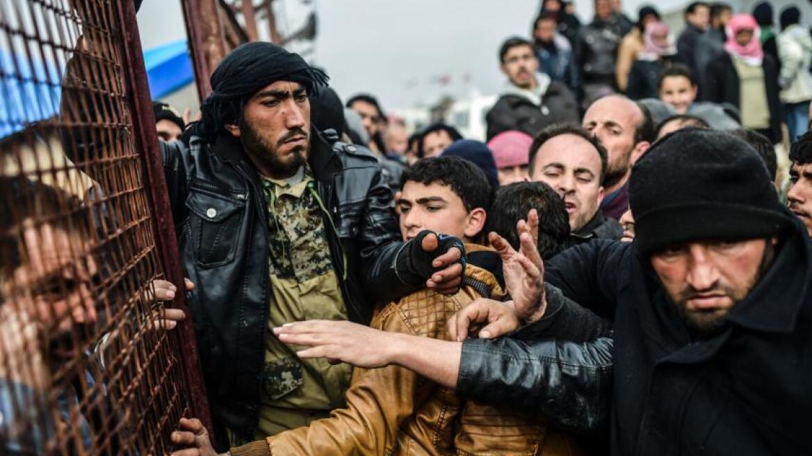 Hundreds of Isis defectors mass on Syrian border hoping to flee
