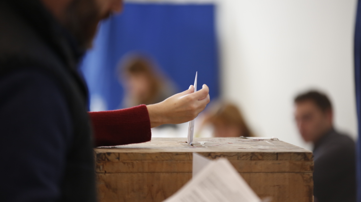 Μετωπική σύγκρουση ΝΔ-κυβέρνησης για τις δημοσκοπήσεις