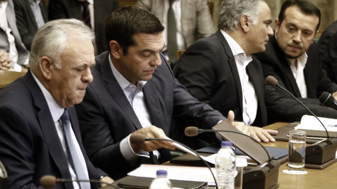 Στις «συμπληγάδες πέτρες» του Σαρωνικού και της τρίτης αξιολόγησης εγκλωβίζεται ο Τσίπρας