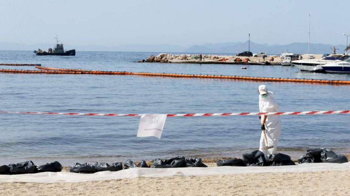 Πετρελαιοκηλίδα: Σε ποιες παραλίες της Αττικής απαγορεύεται η κολύμβηση