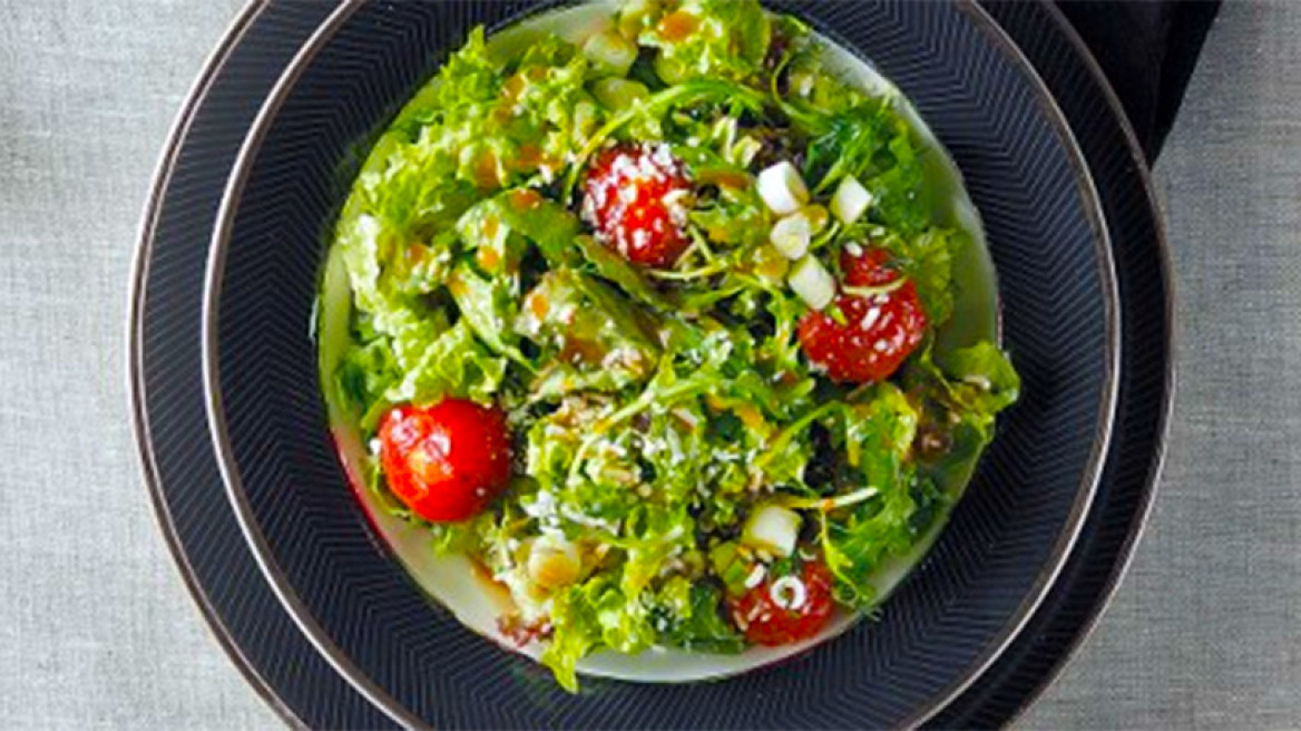 Πράσινη σαλάτα με γραβιέρα και ντοματίνια ψημένα