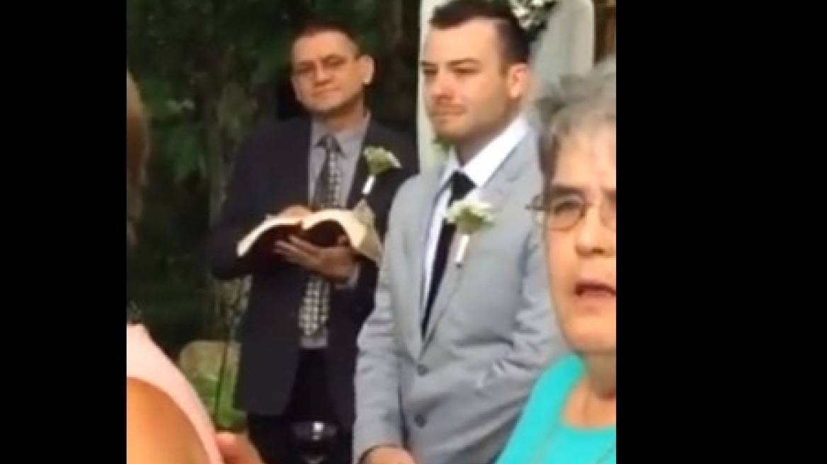 Βίντεο: Η πιο όμορφη αντίδραση γαμπρού όταν είδε τη νύφη!