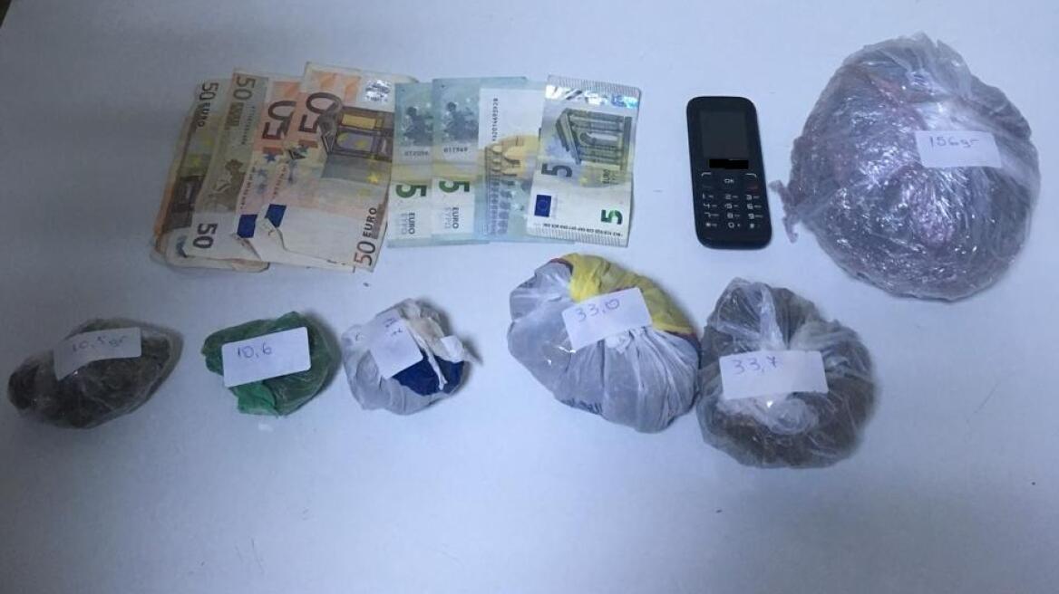Το σακίδιο νεαρού στην Πέλλα έκρυβε έξι δέματα με χασίς