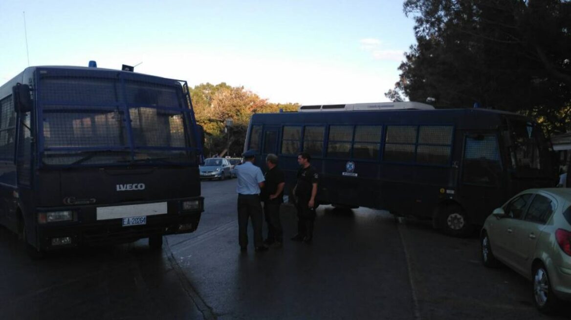 Σε κλοιό διαδηλωτών ο Τσίπρας στο Ηράκλειο - Δρακόντεια τα μέτρα ασφαλείας